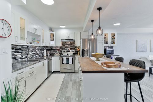 509-15 London Green Crt, North York, ON, M3N1K4 | Card Image