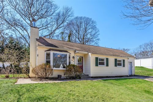 32 Hewlett Dr, Sound Beach, NY, 11789-3018 | Card Image