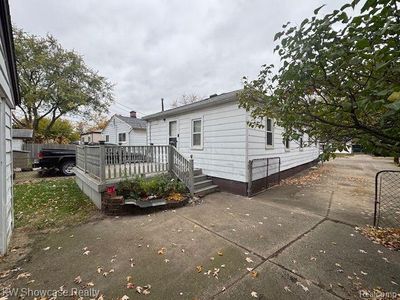 1802 E Harry Avenue, Home with 2 bedrooms, 1 bathrooms and null parking in Hazel Park MI | Image 2