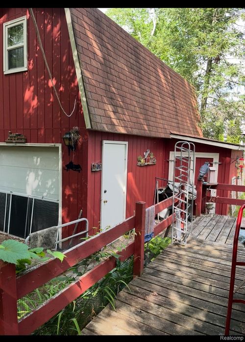 2054 N Markey Rd, Houghton Lake, MI, 48629-9397 | Card Image