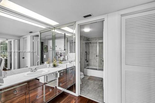 APT-23B - 881 Ocean Dr, Condo with 2 bedrooms, 2 bathrooms and null parking in Key Biscayne FL | Image 24