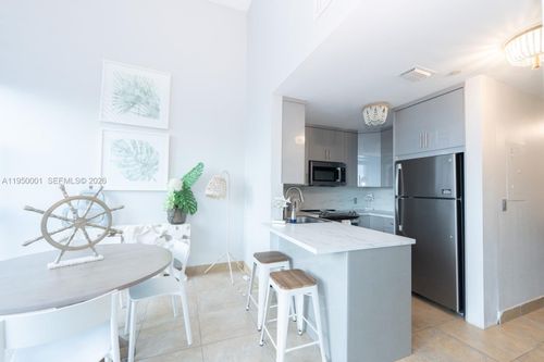 bay21-5445 Collins Ave, MIAMI BEACH, FL, 33140-2568 | Card Image