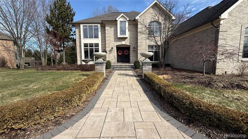 1483 Highpoint Dr, Oakland Twp, MI, 48306-1628 | Card Image