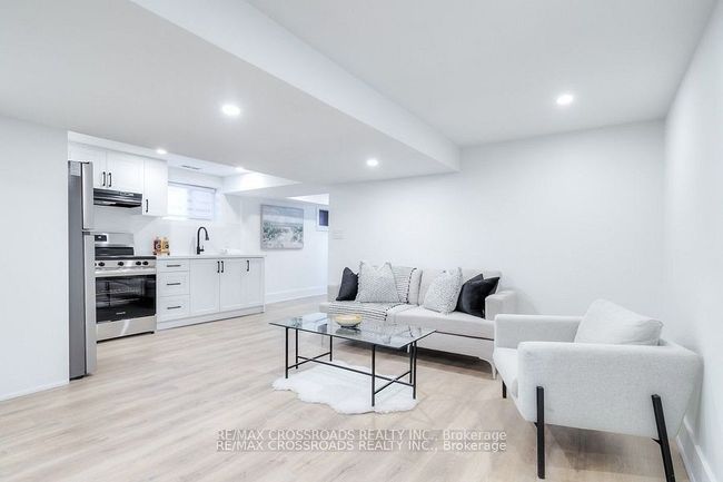 696 Hillview Cres, House other with 6 bedrooms, 5 bathrooms and 10 parking in Pickering ON | Image 33
