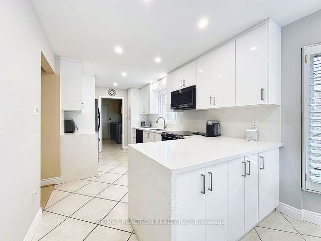 17 Colvin Cres, House other with 5 bedrooms, 4 bathrooms and 3 parking in Thornhill ON | Image 8