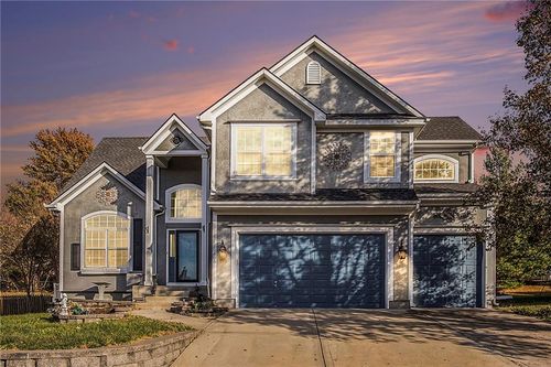 605 S Franklin St, Raymore, MO, 64083-8376 | Card Image