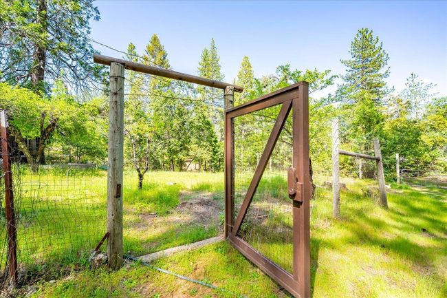 Fully fenced garden area | Image 65