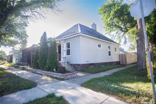1102 19th St W, Saskatoon, SK, S7M1C4 | Card Image
