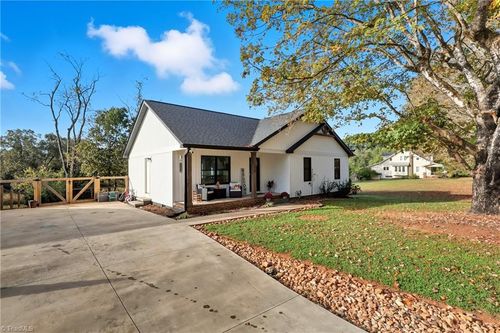 218 Taylor St, Yadkinville, NC, 27055-7680 | Card Image