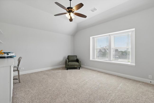 Large Upstairs Bedroom | Image 34