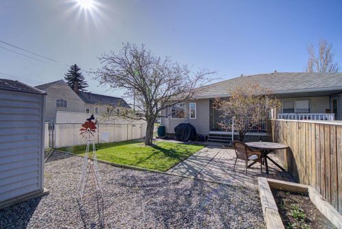 216 48 Avenue W, Home with 2 bedrooms, 2 bathrooms and 2 parking in Claresholm AB | Card Image