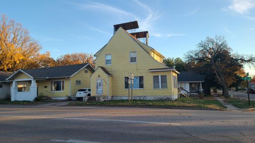 302 E 15th St, Wellington, KS, 67152-4211 | Card Image