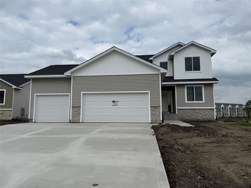 895 11th St, Waukee, IA, 50263-9001 | Card Image