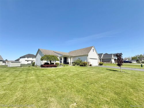 8205 Peninsula Cir, Grand Blanc, MI, 48439-7269 | Card Image