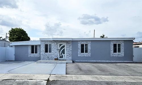 367 W 33rd St, Hialeah, FL, 33012-4305 | Card Image