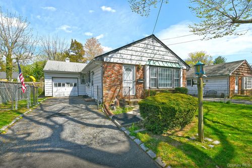 18 Kilburn Ave, Huntingtn Sta, NY, 11746-1528 | Card Image