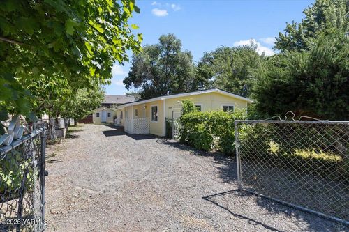609 S 13th St, Yakima, WA, 98901-3118 | Card Image