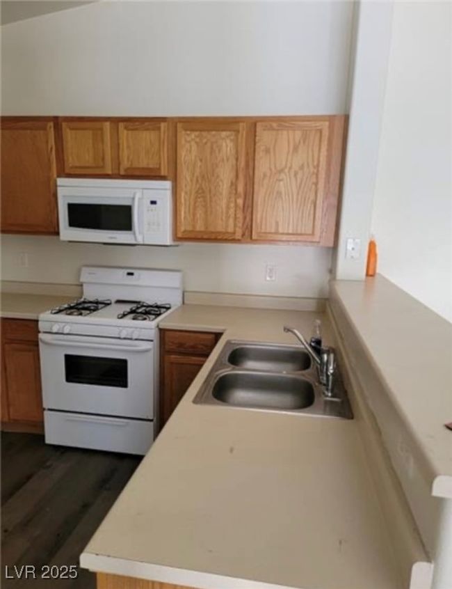 UNIT-101 - 6425 Extreme Shear Ave, Townhouse with 2 bedrooms, 2 bathrooms and null parking in Henderson NV | Image 4