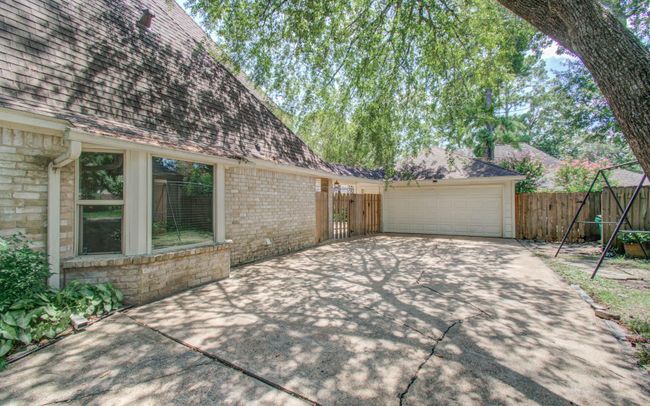 Shaded parking in the driveway. | Image 43