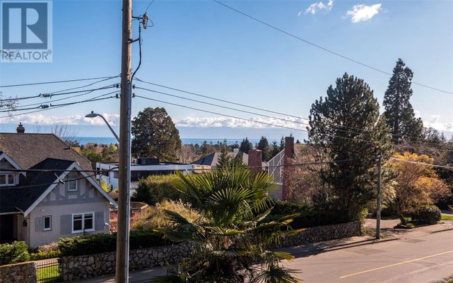 803 Piermont Pl, House other with 5 bedrooms, 5 bathrooms and 2 parking in Victoria BC | Image 28