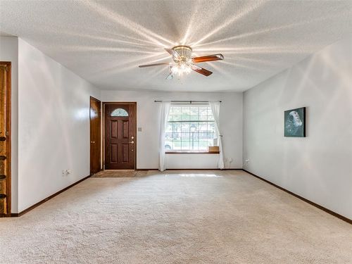 1527 Pecan Ave, Norman, OK, 73072-5748 | Card Image