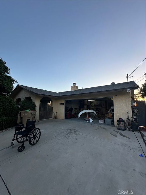7520 Oakwood Ave, Hesperia, CA, 92345-4142 | Card Image