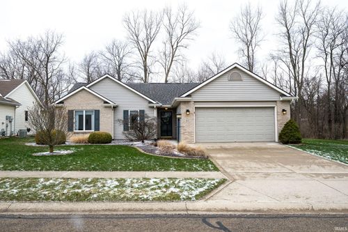 811 Falcon Creek Pkwy, Fort Wayne, IN, 46845-9054 | Card Image