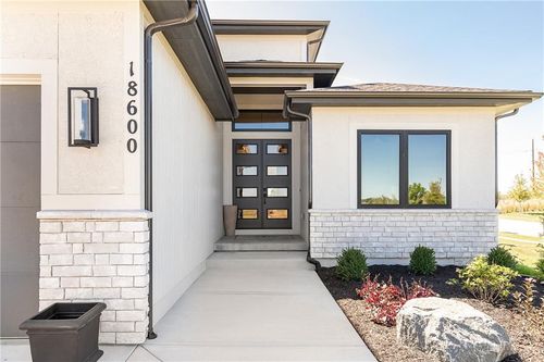 18600 Howe Dr, Overland Park, KS, 66085-4304 | Card Image
