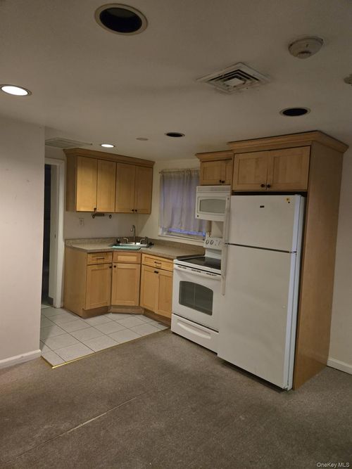 747 W Nyack Rd, West Nyack, NY, 10994-1967 | Card Image