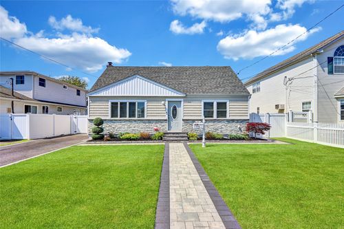 29 E Jackson Ave, Babylon, NY, 11702-4208 | Card Image