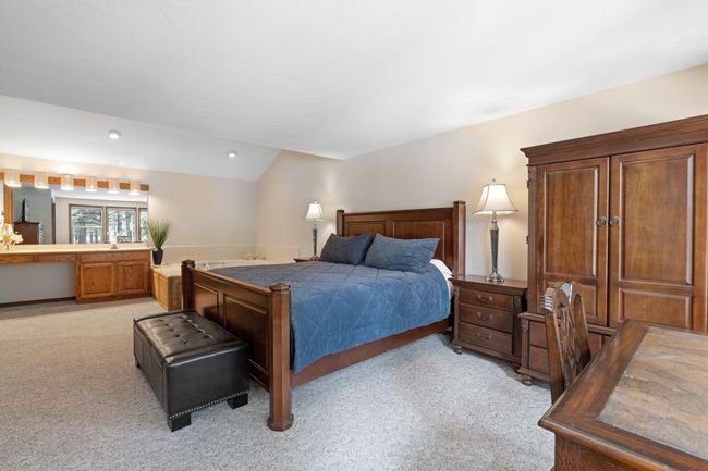 19-Prime Suite-KingBed-Vanity-JustinEwin | Image 19