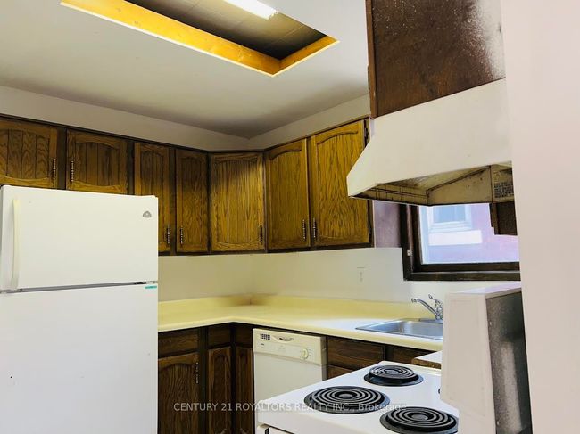 494 Rankin Ave, House other with 6 bedrooms, 2 bathrooms and 2 parking in Windsor ON | Image 5
