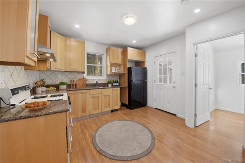 29 Grove St, Mount Kisco, NY, 10549-2905 | Card Image