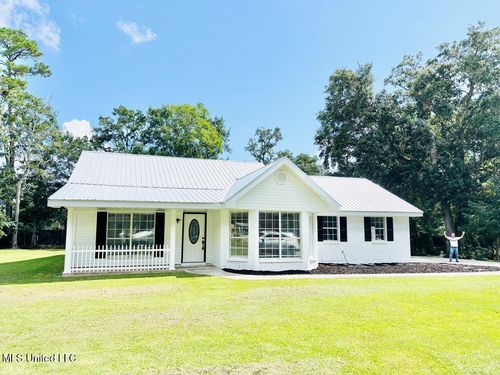 517 Commagere Blvd, Bay Saint Louis, MS, 39520-2913 | Card Image