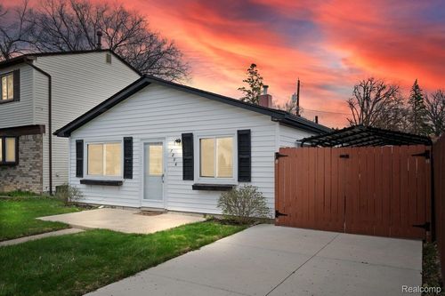 7256 Deering St, Westland, MI, 48185-2612 | Card Image