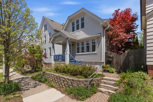 2412 N Dousman St, Milwaukee, WI, 53212-3040 | Card Image