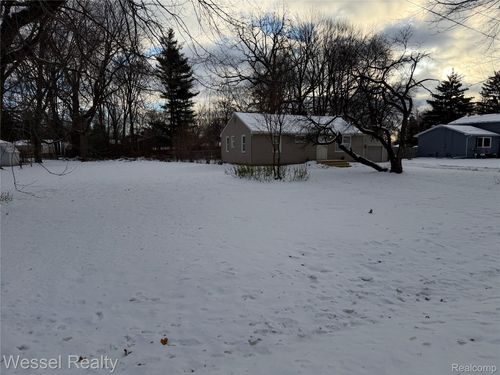 3173 Coin St, Burton, MI, 48519-1537 | Card Image