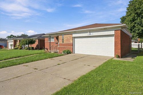 28621 Gilbert Dr, Warren, MI, 48093-2673 | Card Image