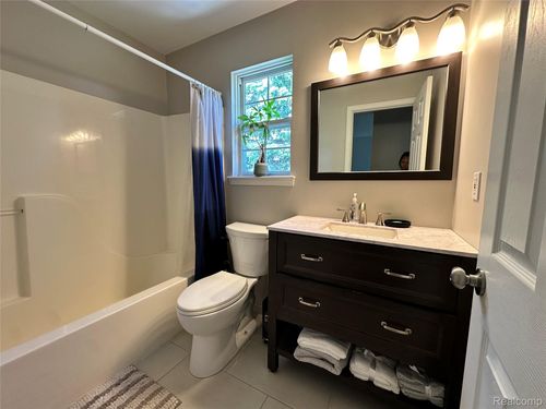 6075 Davison Rd, Burton, MI, 48509-1606 | Card Image