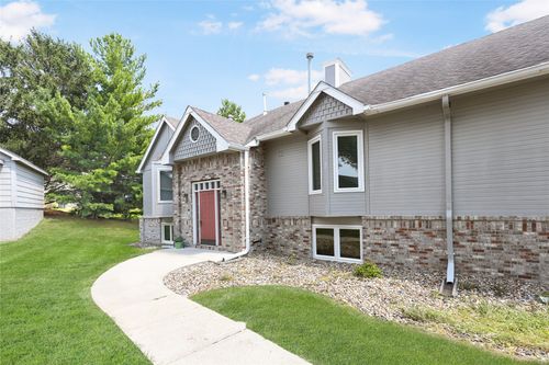 8100-8100 Dellwood Dr, Urbandale, IA, 50322-4093 | Card Image