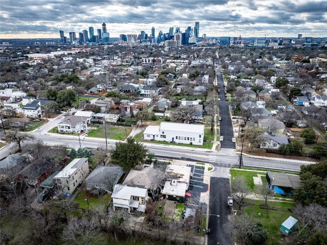 1309 Chestnut Ave, Home with 5 bedrooms, 4 bathrooms and 3 parking in Austin TX | Image 21