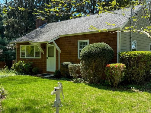 8415 Soundview Ave, Southold, NY, 11971-2738 | Card Image