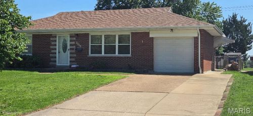 8446 Hampstead Drive, Affton, MO, 63123 | Card Image