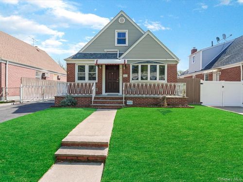 8135 257th St, Glen Oaks, NY, 11004-1439 | Card Image