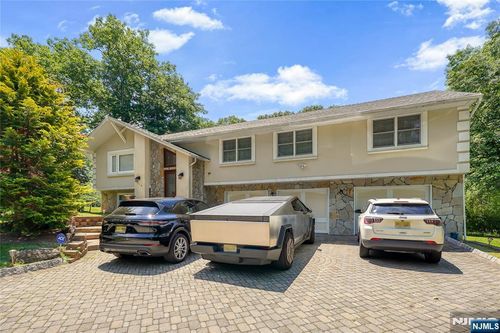 318 Briarcliff Ln, Paramus, NJ, 07652-4804 | Card Image