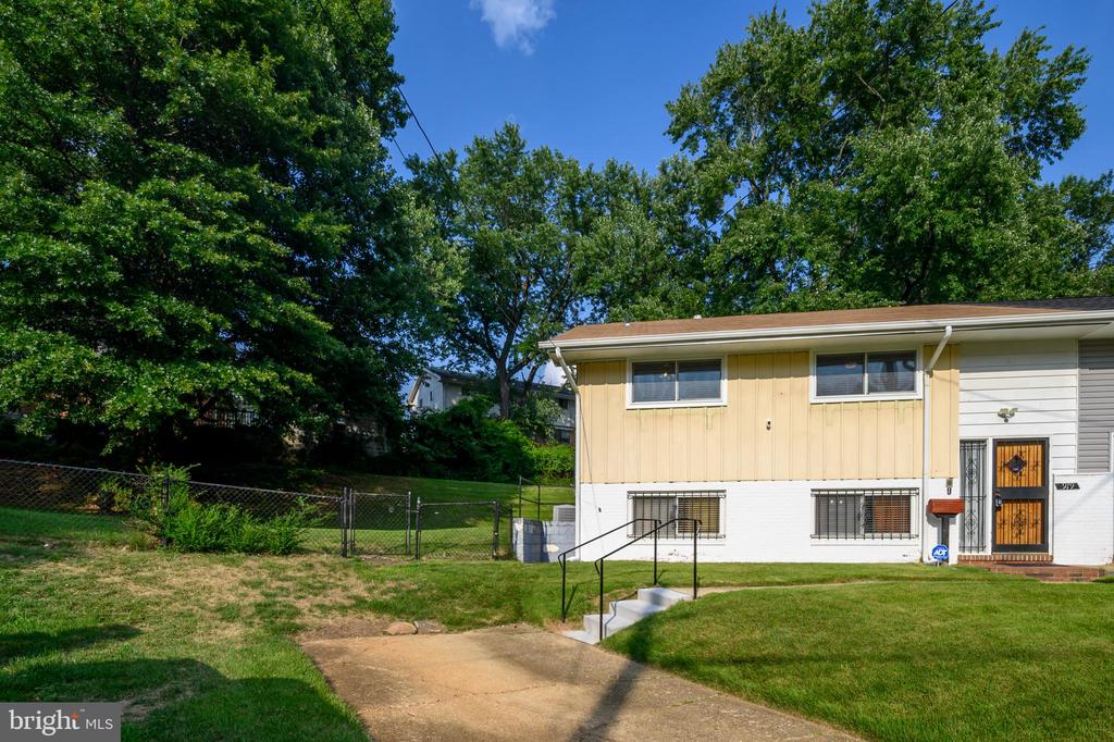 Booker Dr, Capitol Heights, MD 20743