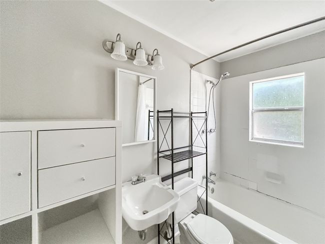 Full bath with toilet and bathtub / shower combination | Image 19