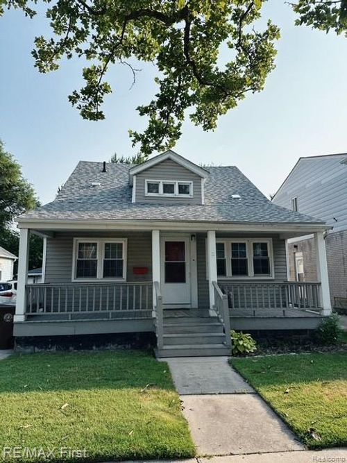 2202 Hollywood Ave, Grosse Pointe Woods, MI, 48236-1332 | Card Image