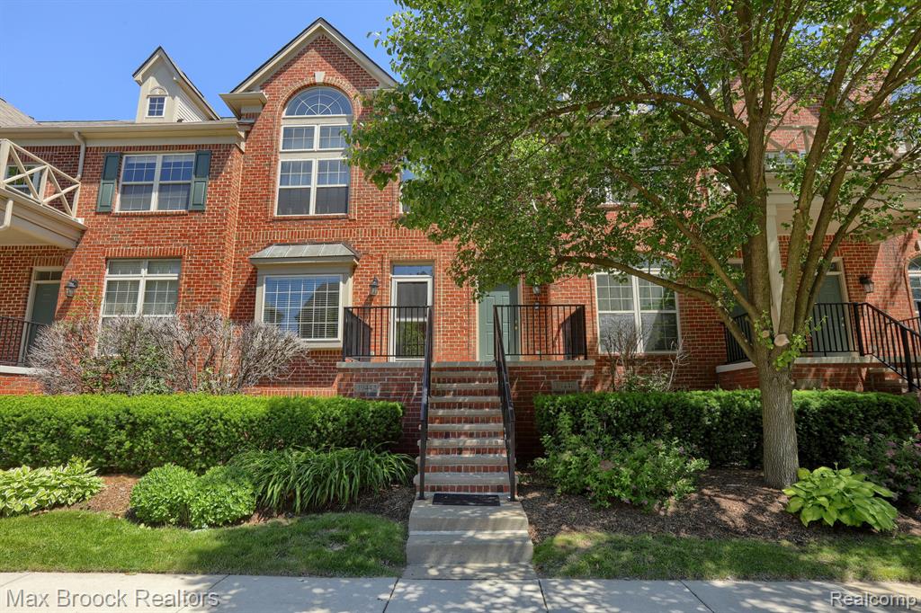 Springwater Dr, Northville, MI 48168