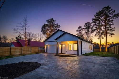 5242 Shattalon Dr, Winston Salem, NC, 27106-1915 | Card Image